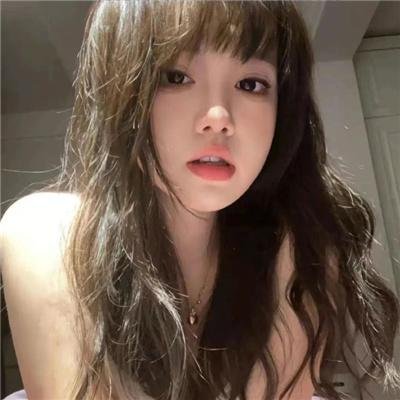 落在她身边